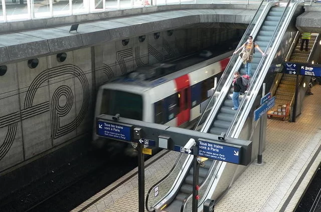 Станция RER B в аэропорту Станция RER B в аэропорту