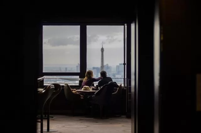 Alban Martel / Unsplash Кафе с видом на Эйфелеву башню