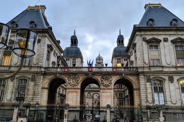 Michael Moffett / Unsplash Площадь Терро