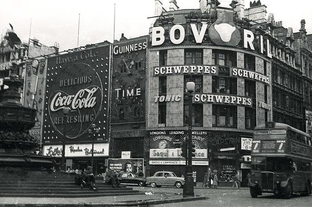 Piccadilly Circus. 1957 год