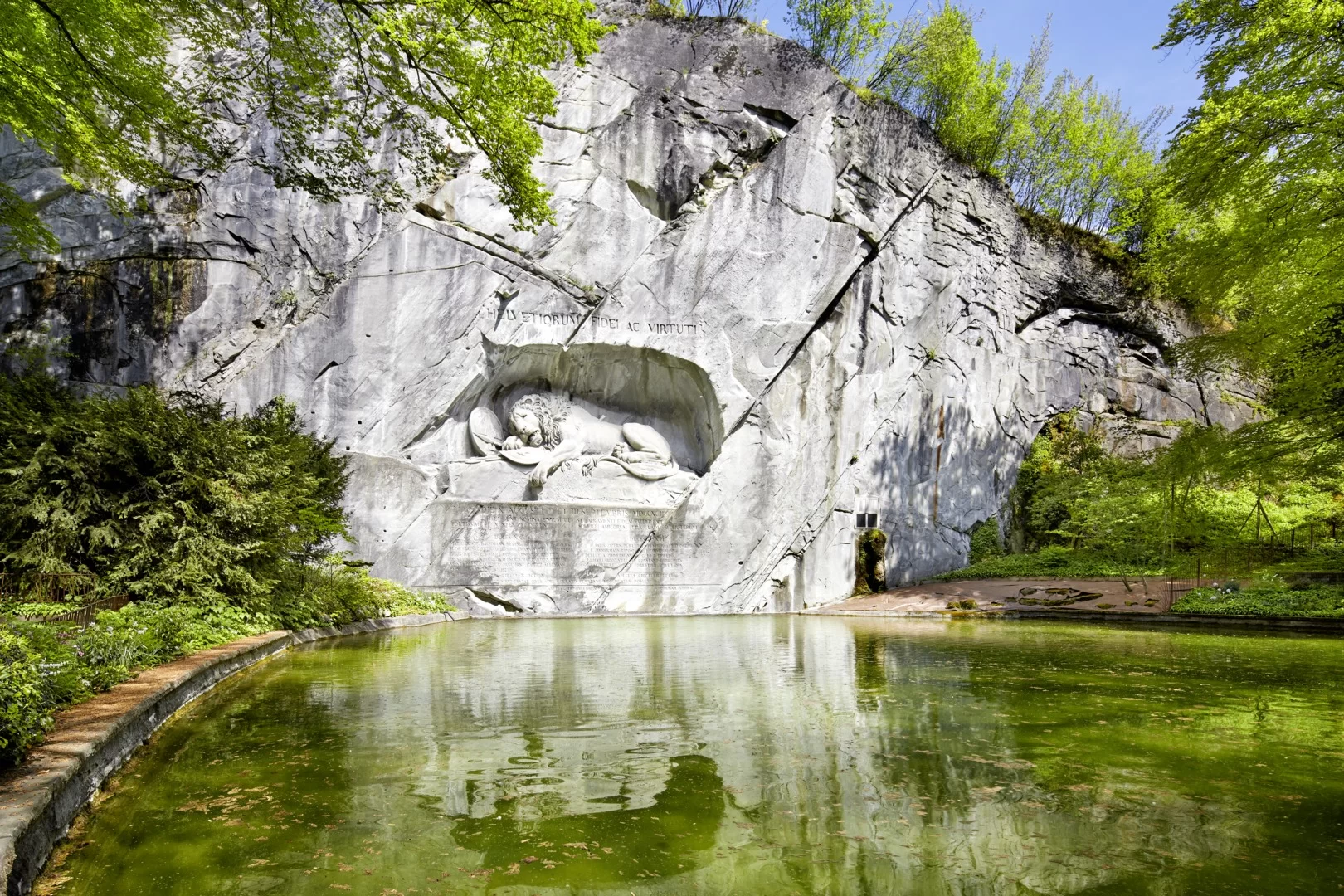 Умирающий лев