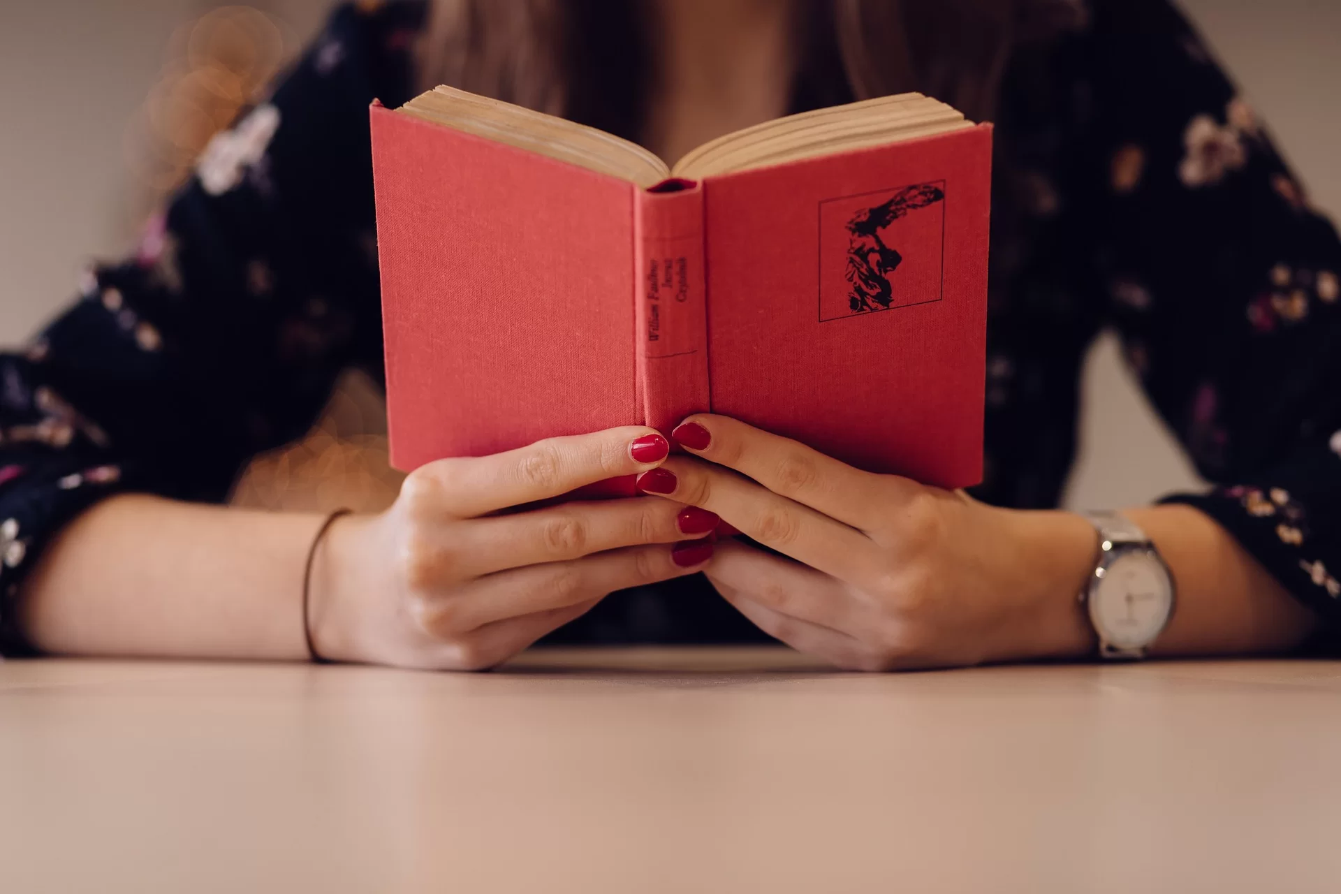 Девушка с книгой