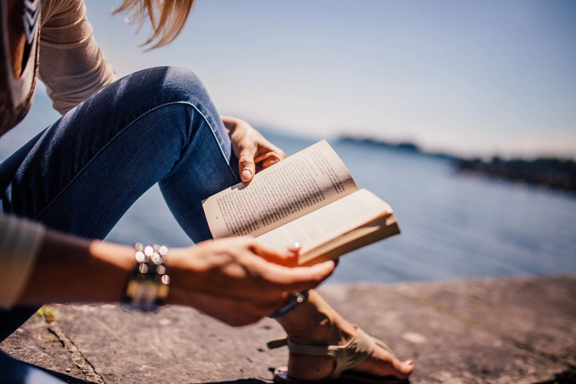 Девушка с книгой