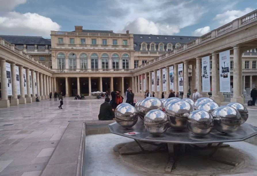 Пале-Рояль в Париже: Фонтан Бюри