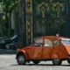 Машина у ворот парка Монсо