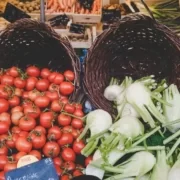 Овощи на рынке в Париже