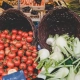 Овощи на рынке в Париже