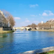 Март в Париже