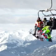 Сноубордисты на подъемнике