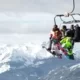 Сноубордисты на подъемнике