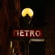 Транспорт ночью в Париже