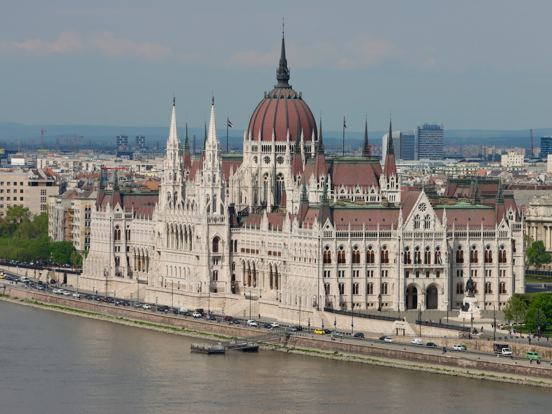 Здание венгерского парламента (Országház) в Будапеште