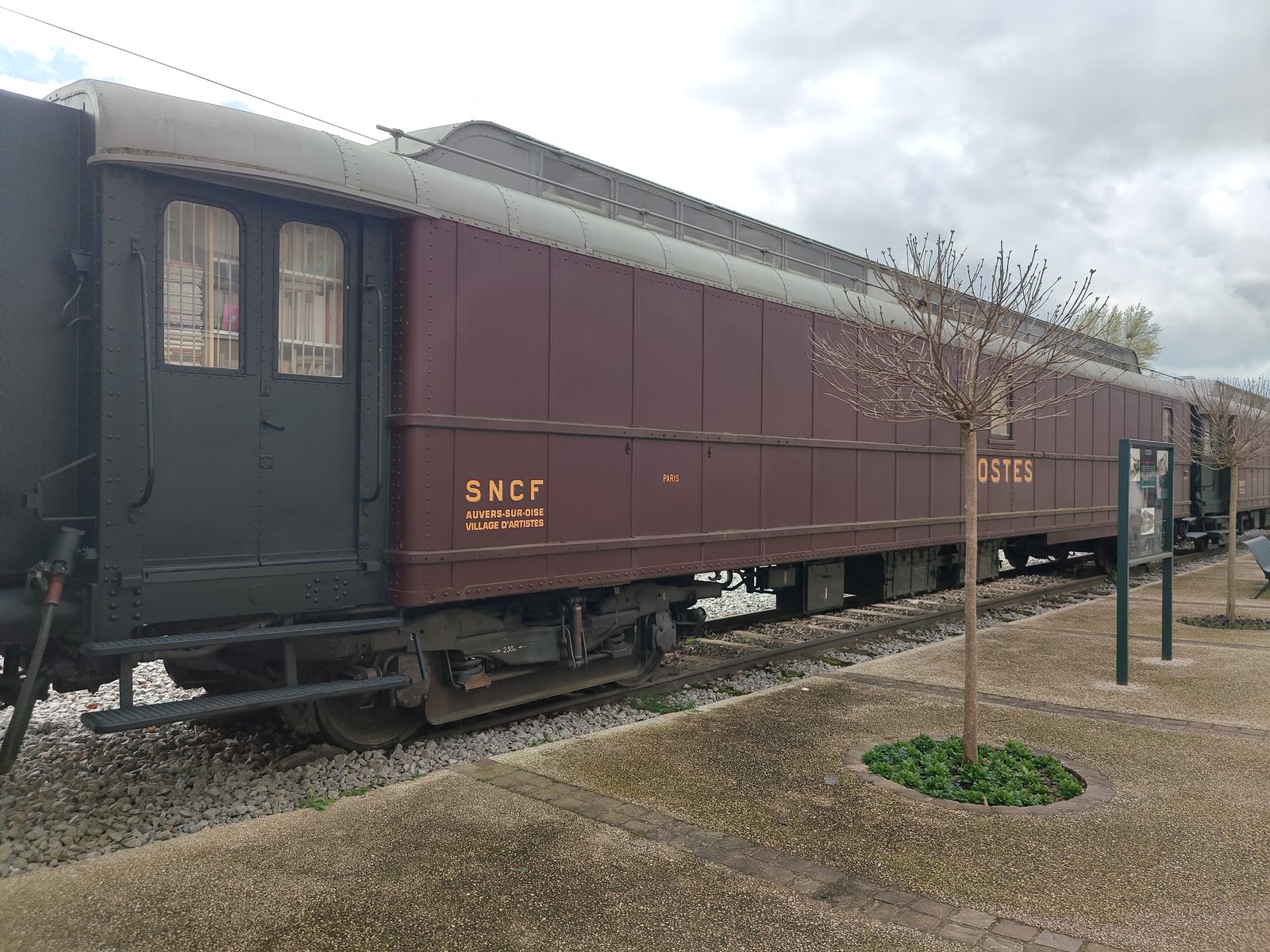 Старый вагон SNCF на вокзале Овер-сюр-Уаз