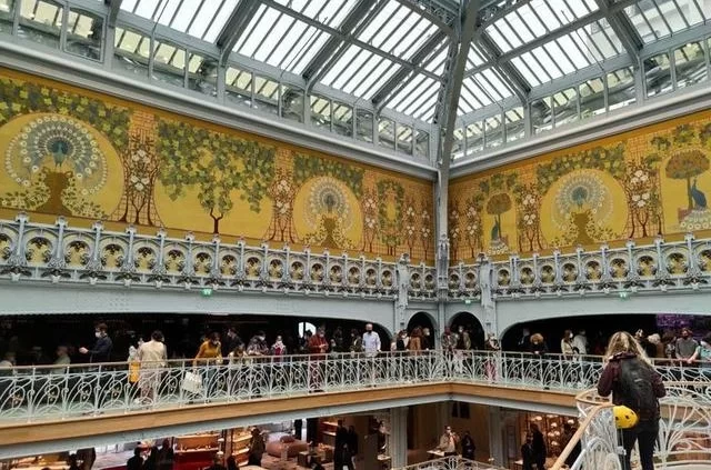 Внутри универмага Самаритэн