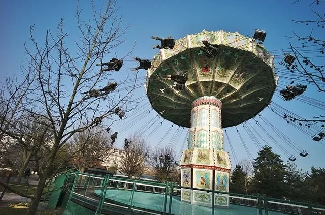 Карусель в саду Аклиматасьон