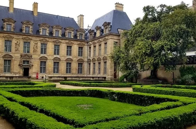 Сад особняка Бетюн-Сюлли