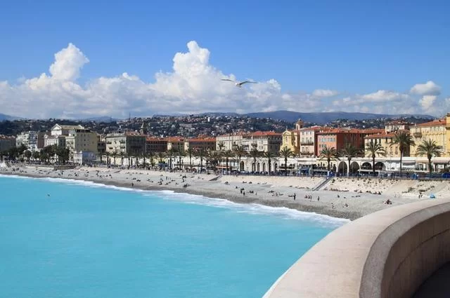 Пляж на Лазурном берегу