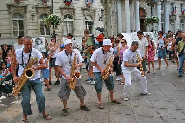 Выступление на улице