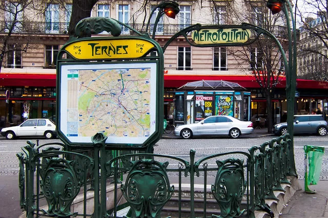 Карты есть на входе в метро и на самих станциях