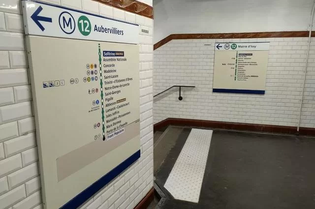 Указатели направлений поездов в переходах метро