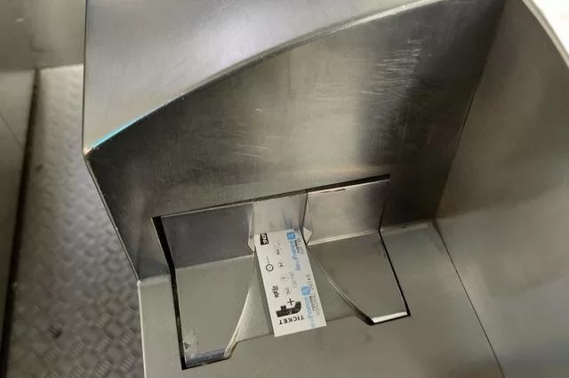 Вставьте билет в отверстие