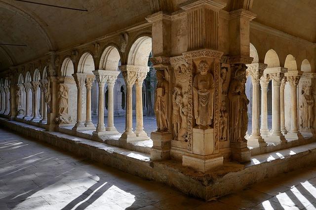 Клуатр собора Святого Трофима