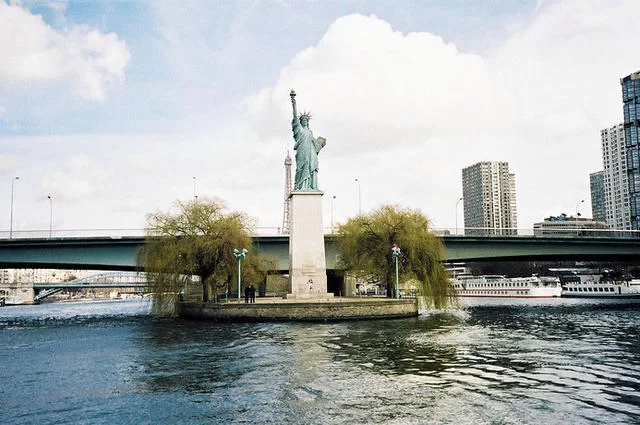 Статуя свободы на Лебяжьем острове