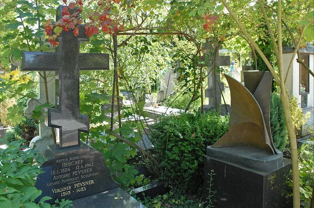 Могила художника Антона Певзнера