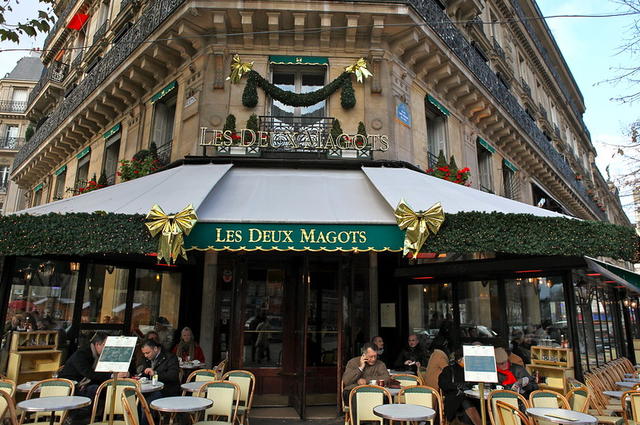 Кафе "Дё маго" в рождественском украшении