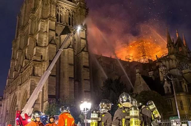 Пожарные тушат Нотр-Дам