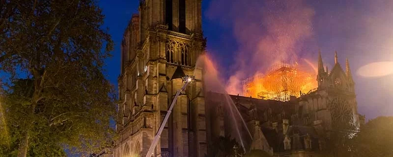 Пожарные тушат Нотр-Дам