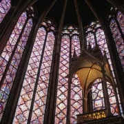 10 мест во Франции, где можно полюбоваться витражами