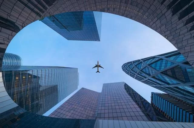 Самолет над Парижем