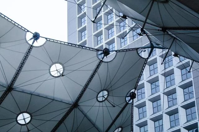 Под аркой Дефанс