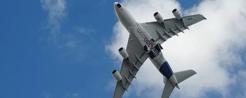 Самолет в небе