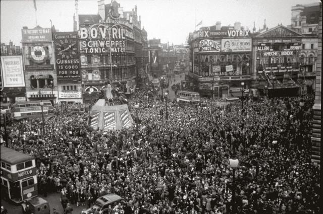 Piccadilly Circus. 1945 год