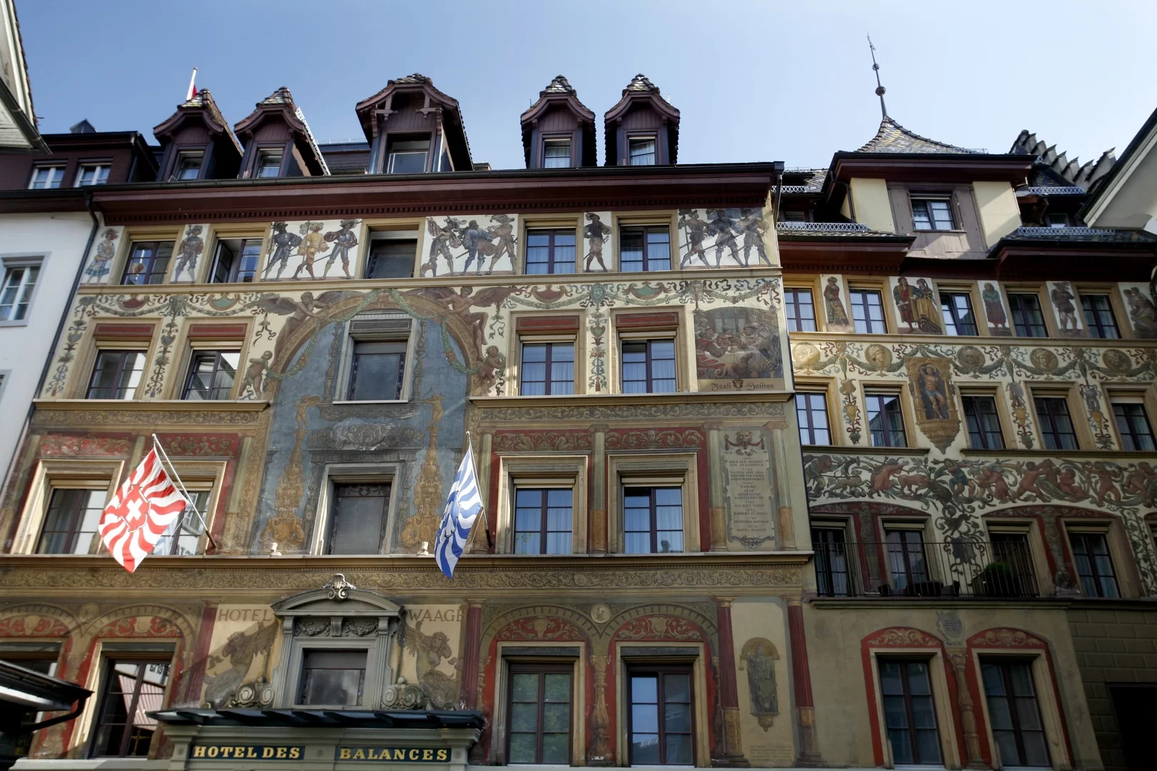 Росписи на фасадах Старого города