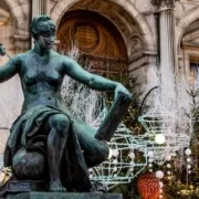 Рождественский лес перед парижской мэрией