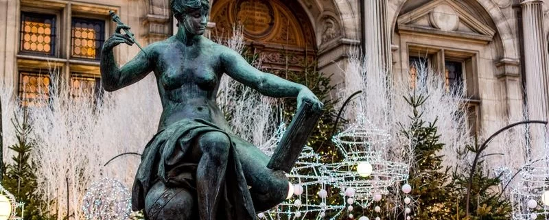 Рождественский лес перед парижской мэрией