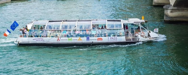 Речной трамвайчик в Париже