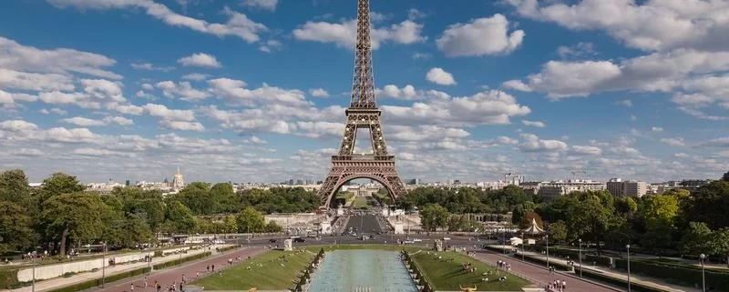 Как подняться на Эйфелеву башню без очереди?