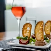 Вино и закуски