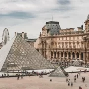 Двор Лувра с пирамидой
