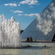 Фонтан во дворе Лувра