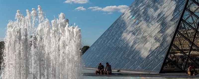 Фонтан во дворе Лувра