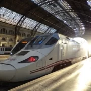 Скоростной поезд на вокзале