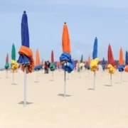 Зонтики на пляже Довиля