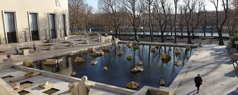 Двор Пале-де-Токио