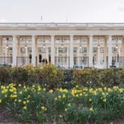 Апрель в Париже