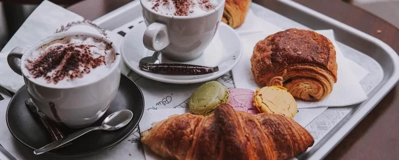 Кофе и круассаны